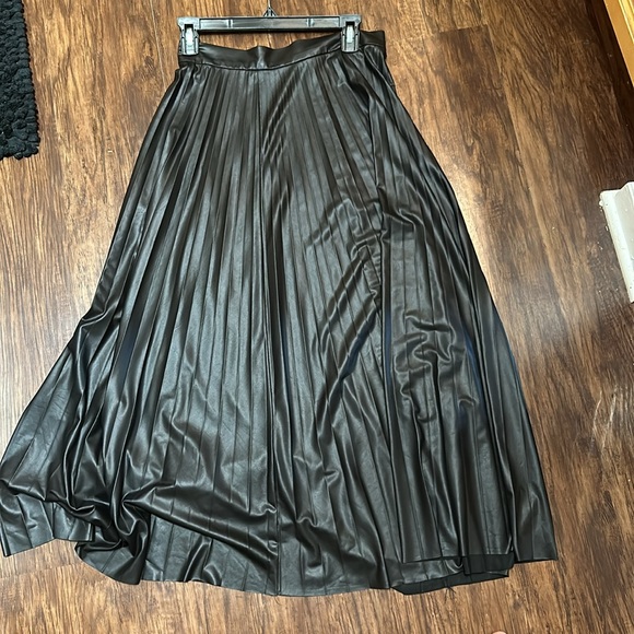Fab’rik Faux Leather Pleated Skirt Black - Picture 2 of 3